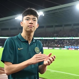 意昂体育-他原本是上港本土后腰位置离队第一热门，如今却还没走，引发热议