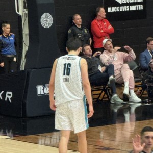 意昂体育入口-14+17！杨瀚森G联赛游刃有余！球权不多杀伤力拉满，篮下几乎无解