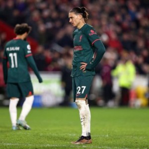 意昂体育下载-利物浦防线记吃不记打 渣叔：对方五六人同时犯规！